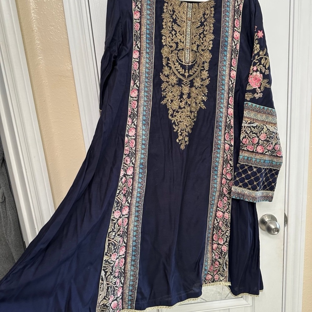 Pakistani Indian Desi Outfit Navy Embroidered pakistani silk dress - Picture 3 of 6
